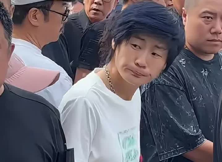 头一次见丧事戴红花，这是什么讲究啊？天津的朋友给说道说道。在著名相声表演艺术家杨
