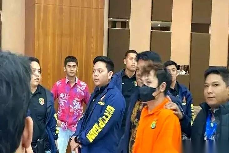 6月24日深夜的雅加达机场。舱门刚开，他还没来得及吸上一口印尼的湿热空气，一副