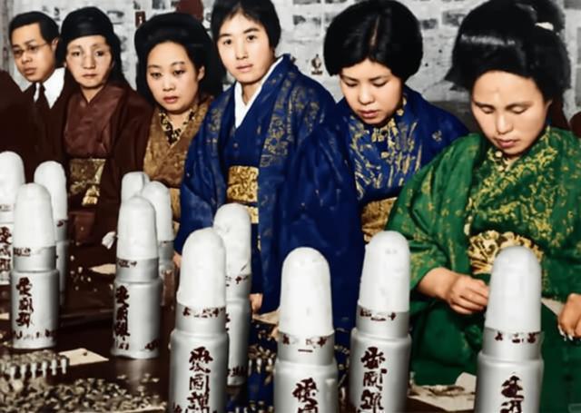 这张照片中，日本妇女围坐在写有军国主义宣传标语的“爱国弹”旁，这些“爱国弹”并非