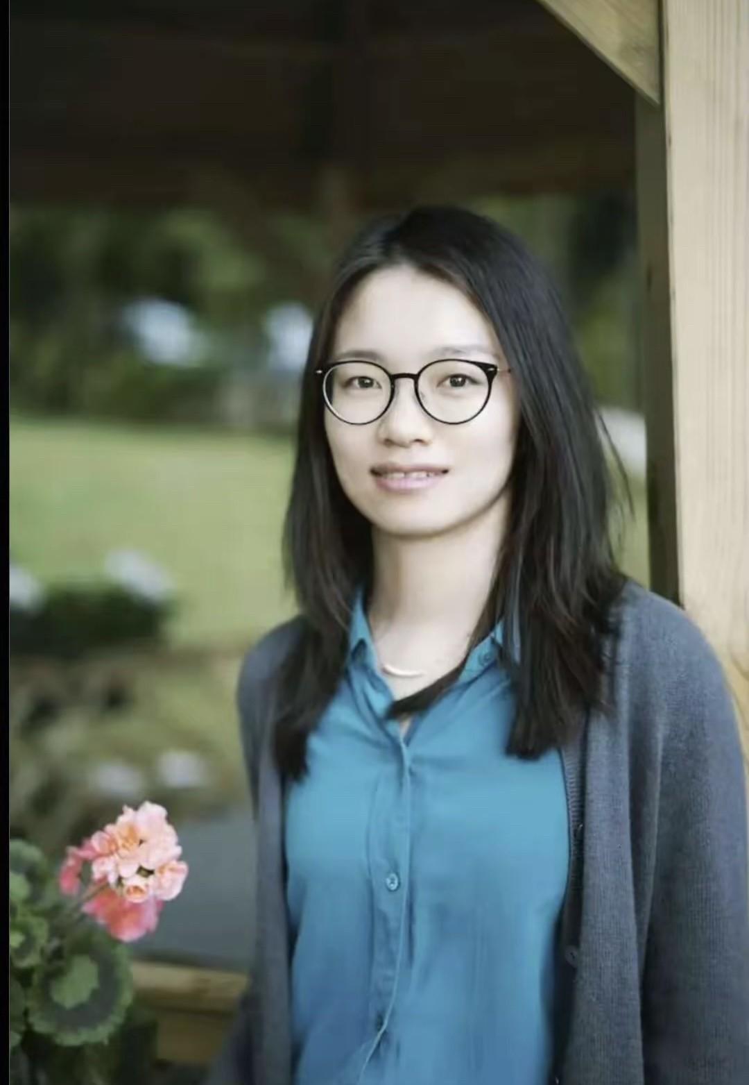 王虹在北大讲课用英语，这就叫她移民美国了？是美国人了？现在网上这舆论也太可怕了