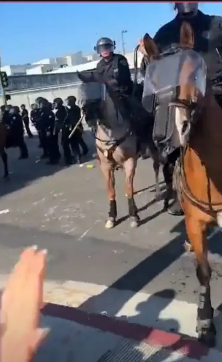 原以为马克沁出来后，骑兵没用了，没想到洛杉矶警察打民众还是极好的你看，他们装备