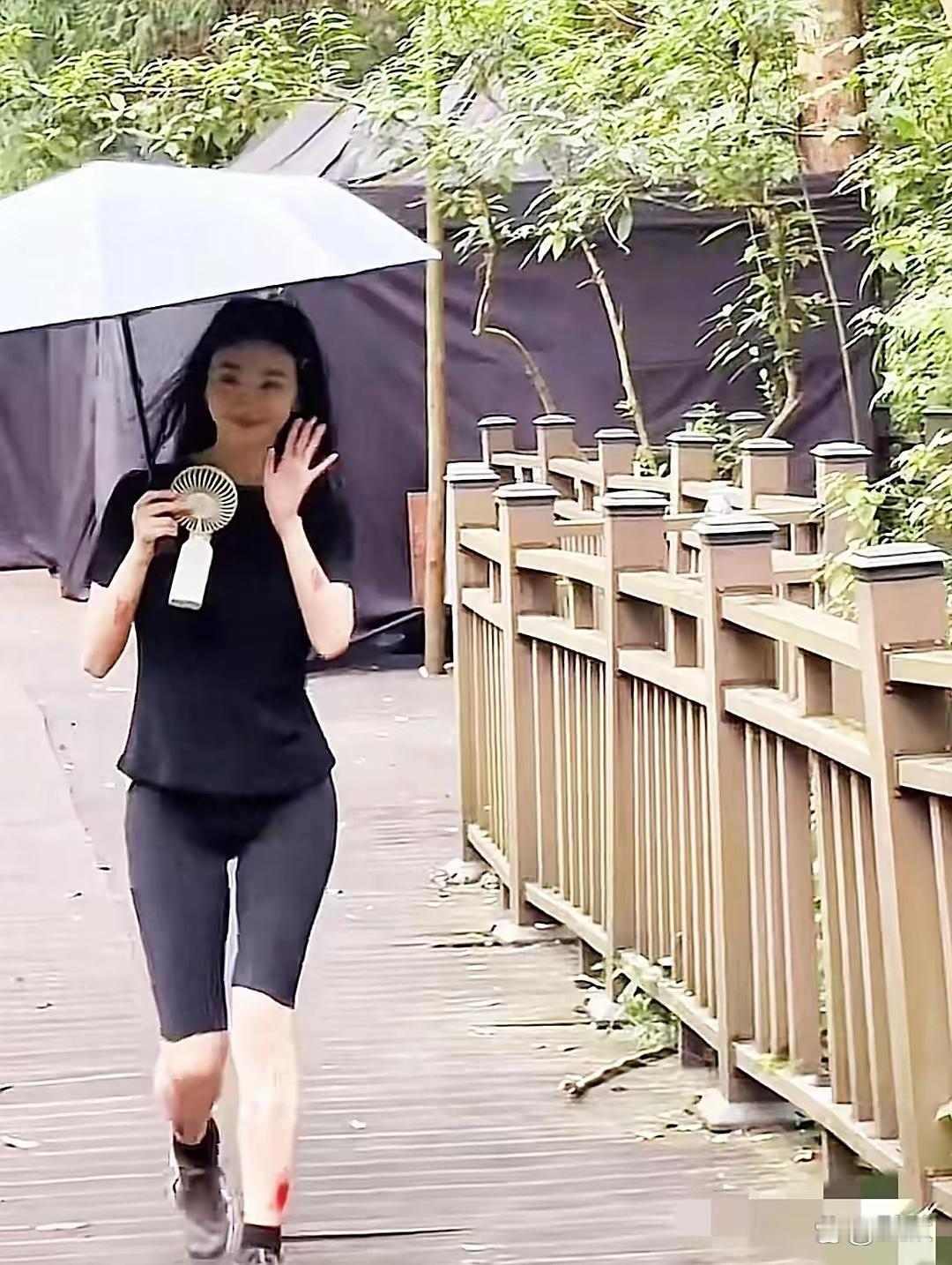 36岁景甜公园拍戏，肤白曲线绝，紧身裤超加分～​​​