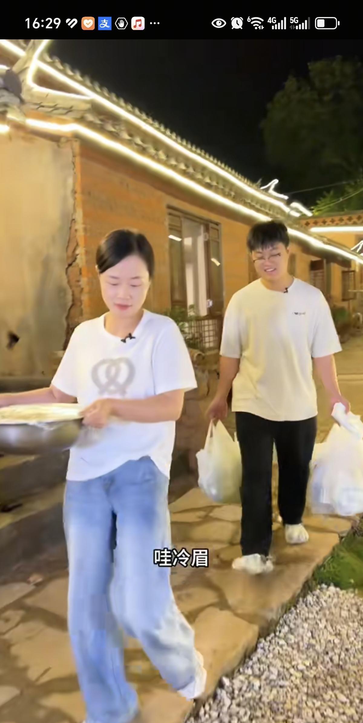 冷眉为了小凤的一句话，在厨房忙了一下午。冷眉喊徐敏去街上买凤爪，她想做柠檬凤爪
