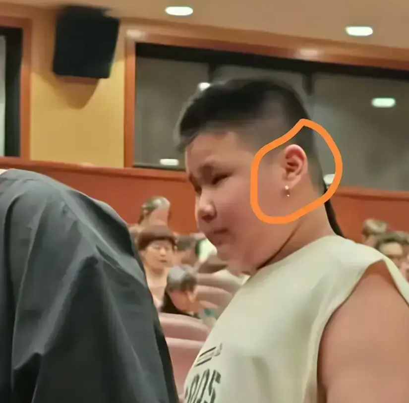 阴谋论！郭德纲小儿子郭汾阳打个耳钉，竟然扯到了接班这件事！昨天郭汾阳留小