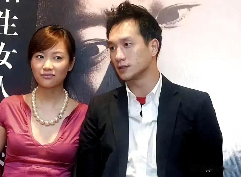 还记得周迅那位绯闻男友黄觉不？当年跟徐静蕾爱了五年，嘴硬说自己是不婚主义，结果呢