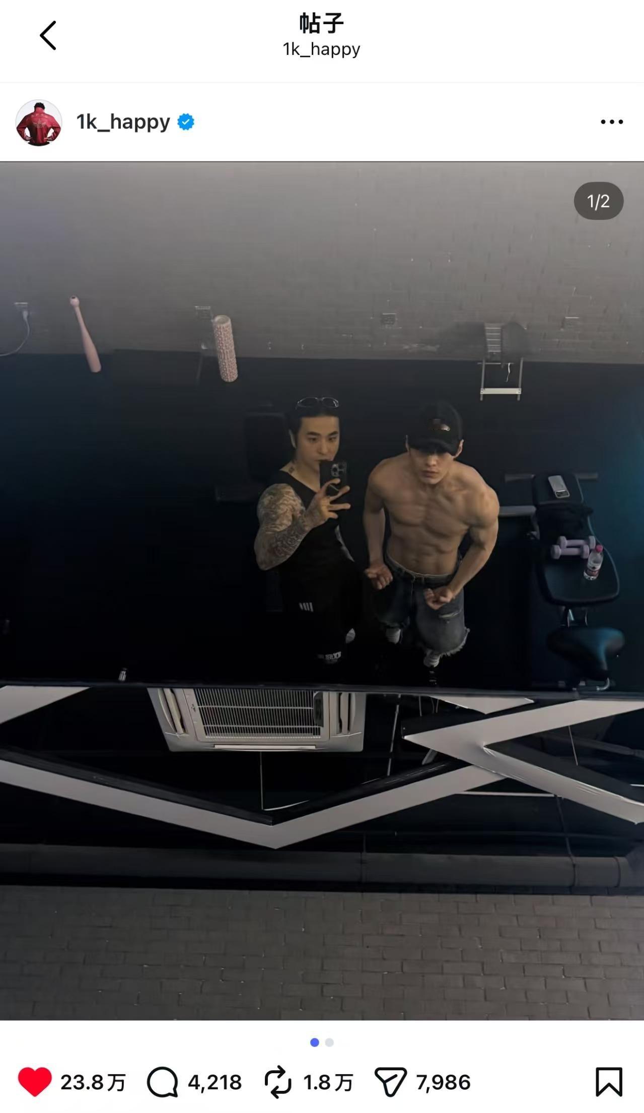 何与ins晒肌肉何与富有且慷慨谁懂何与INS的肌肉福利，肌肉线条太明显了吧