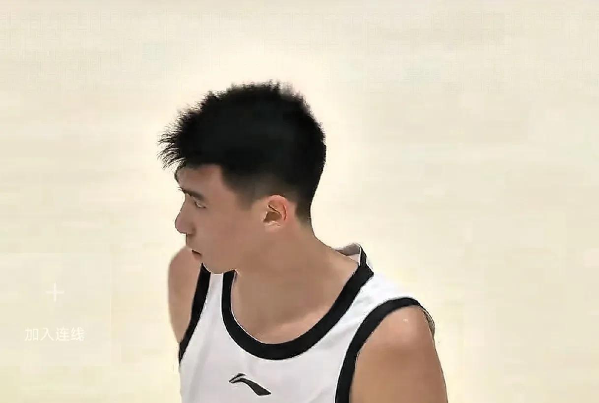 不怪郭士强！徐昕回到俱乐部打热身赛。面对黑山不是被断，就是失误，一个大中锋从三分
