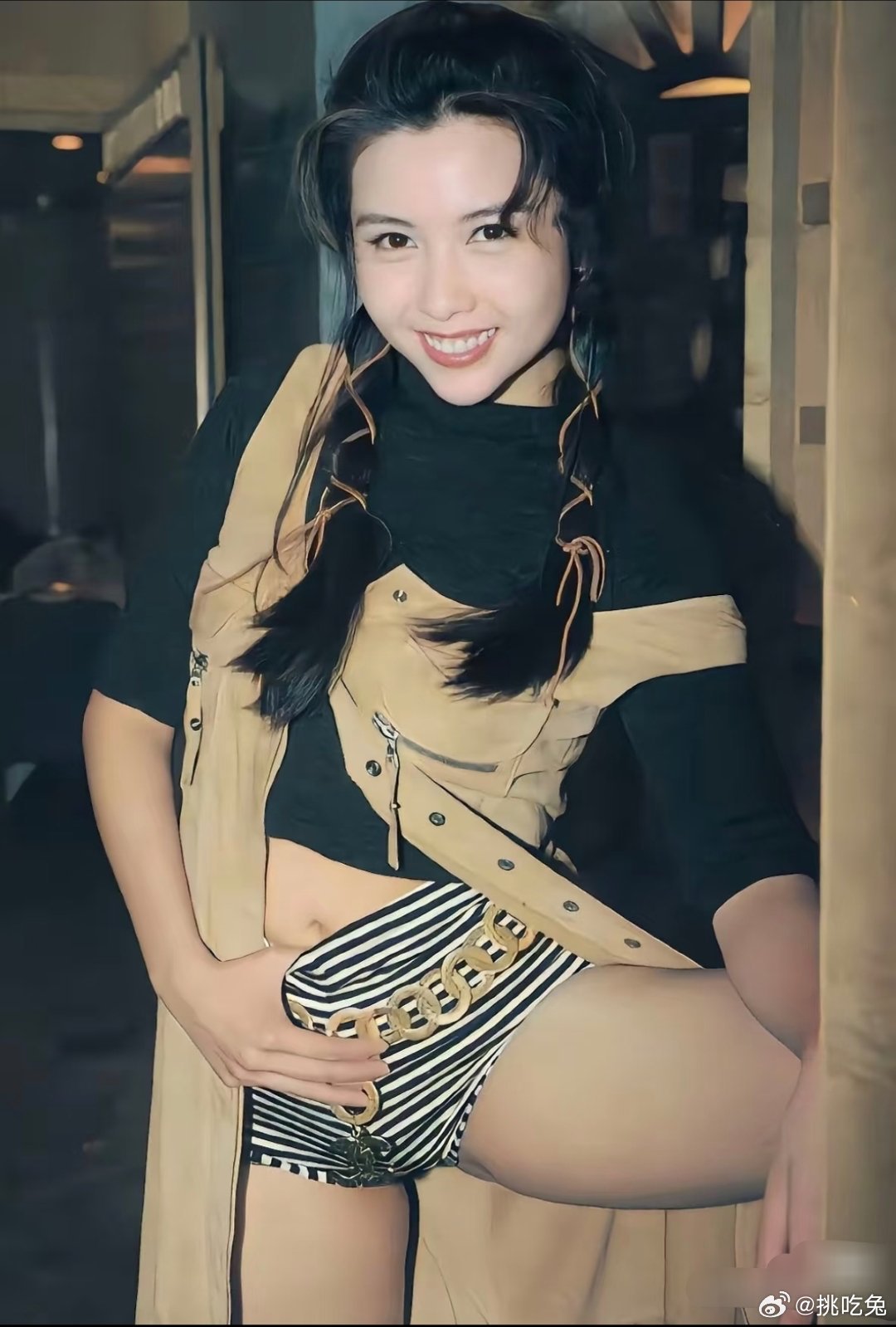 邱淑贞这张照片穿的大胆，但表情正常，非常健康活力的感觉，不像现在有的擦边的欲望就