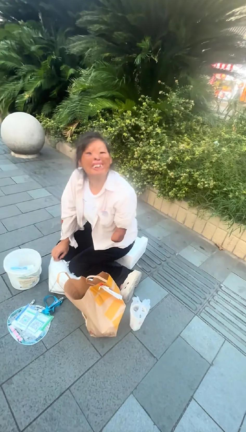 与十年前的温暖再次重逢！女子下地铁后发现外面有一位乞讨者，再仔细看后女子立即去给