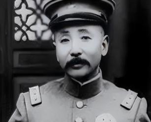 1903年，刚当上管带的张作霖，一脚踹翻了街边的修鞋摊。谁料修鞋匠二话不说，抬