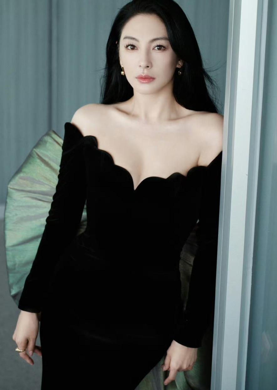 我问闺蜜:“张雨绮被爆料现在又怀孕了，她明明儿女双全，为啥要着急怀孕呀？”闺