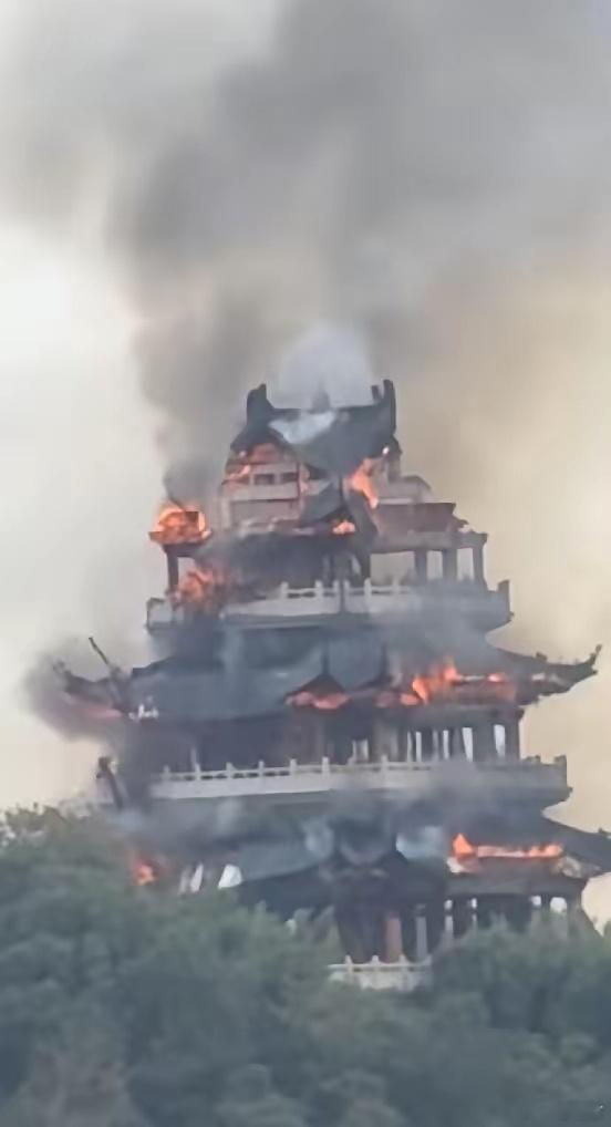 今天（11月12日）中午11:24分左右，位于江苏苏州张家港凤凰山景区的永庆寺突