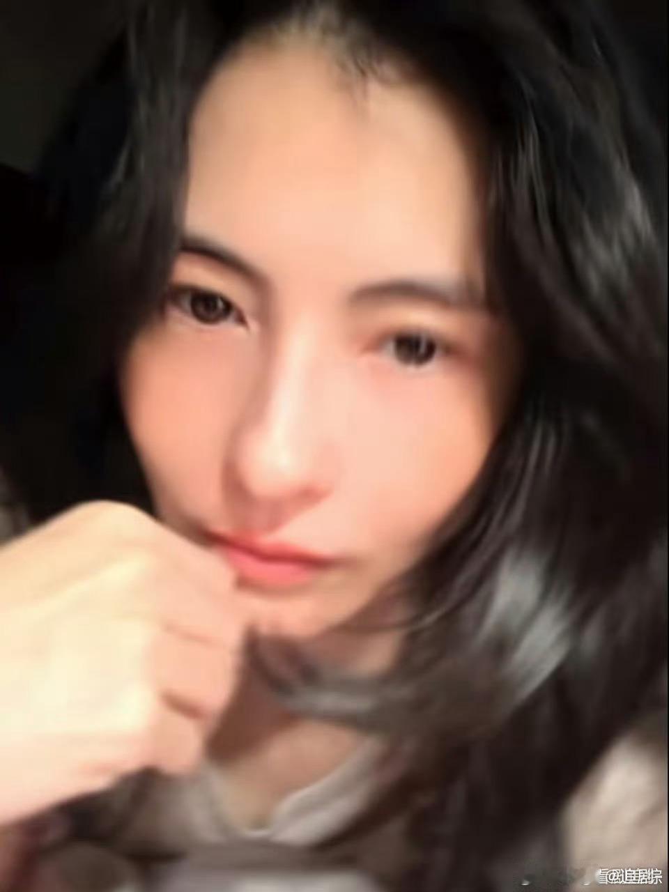 张柏芝开灯瞬间惊艳张柏芝灯亮那一刻，光线从她鼻梁滑到下巴，连刚睡醒的头发丝都