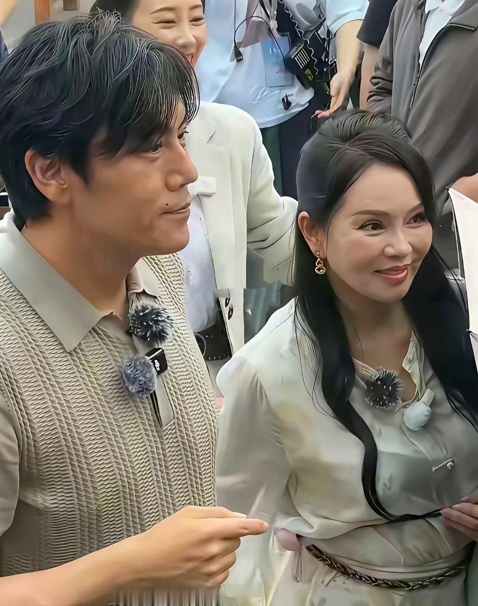 花再多钱医美也终究是老了，看上去就是五十多岁的样子，和她老公看上去就差了好几岁，
