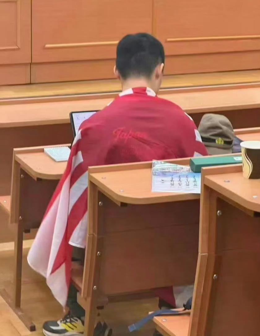 他不是知错了，只是怕了！此前在莫斯科国立大学身披旭日旗的留学生道歉了！但不少网友