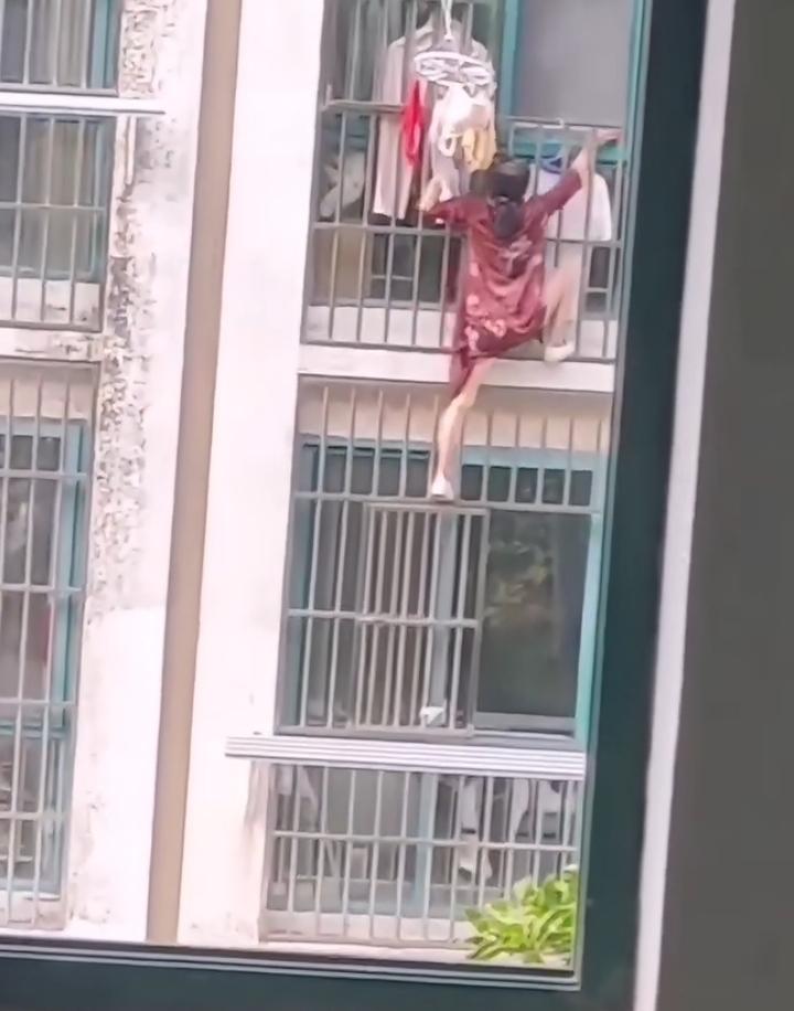 男子通过社交软件认识了一名资深女技师，该女子穿普通衣服看上去很一般，可她一穿上制