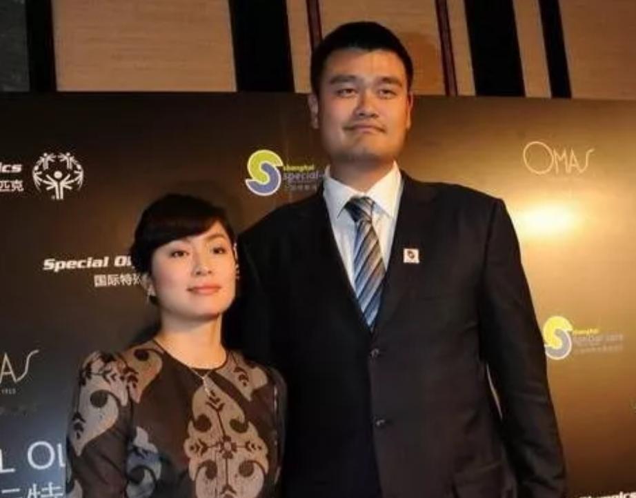2007年，叶莉嫁给身高2米26体重400多斤的姚明后，她开玩笑的说：“睡觉之前