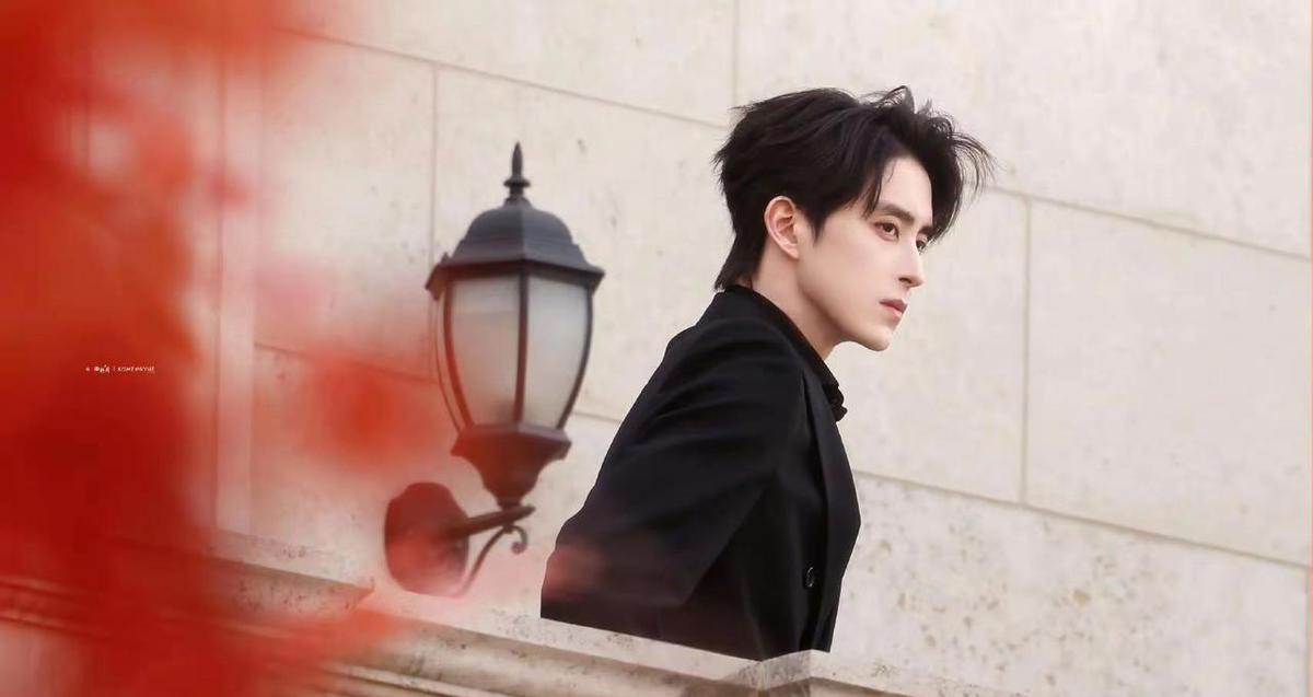 银白发狼尾搭配高奢西装，敖瑞鹏饰演的岑森一亮相就引爆话题。这个被定义为“狼系霸