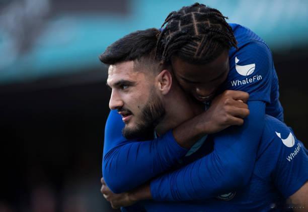 比赛的一个小花絮就是查洛巴与切尔西旧将布罗亚的对抗。边线处两人纠缠倒地，查洛巴在