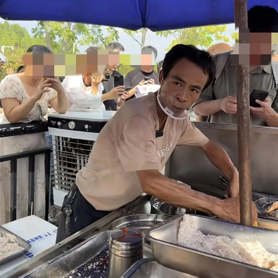 鸡排哥你可以停一停，明明你本该是最大的赢家，却没想到来买鸡排的，很多都是蹭流