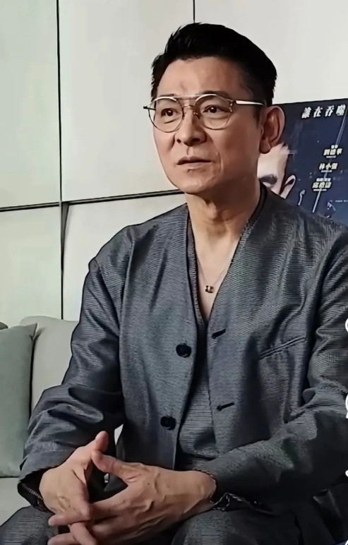 大家发现了吗？从刘德华身上看出了所有中年男人的一个通病，那就是：总感觉自己比