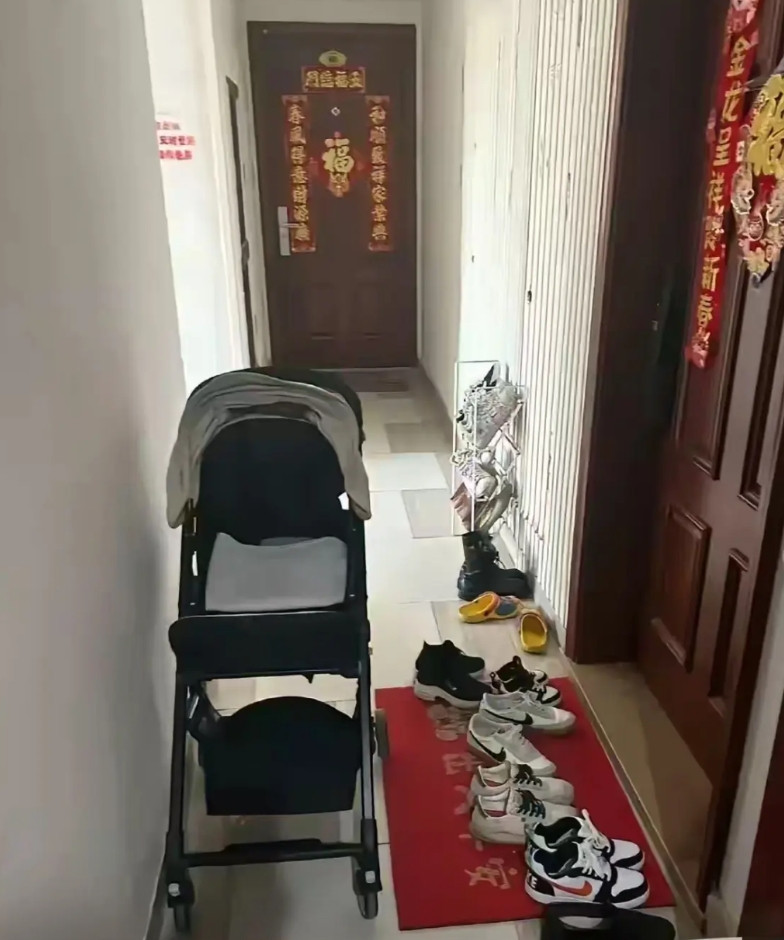 回家的路到底有多难？因为邻居在家门口放着一堆鞋，所以才找了物业来协调，可是没想到
