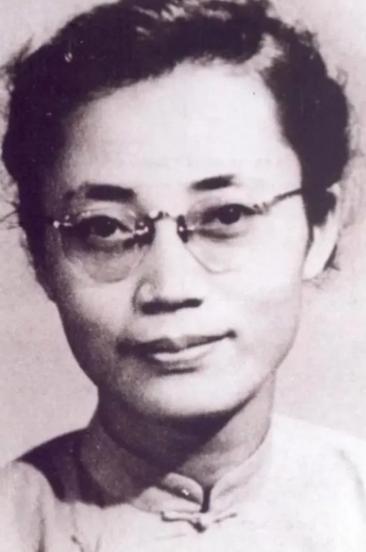 1950年，台湾一名女地下党在宿舍被捕，临走前请求让她将阳台的衣服给收下来，以免