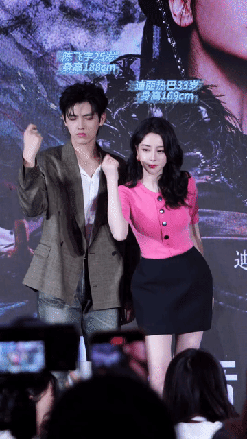 这是谁又惹到陈飞宇了？迪丽热巴卖力营业，跳得风情万种，颠倒众生，陈飞宇敷衍了事，