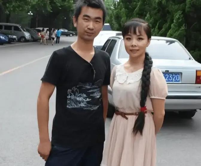 2007年，王二妮出名后，男友李飞对她说“二妮，分手吧，咱俩不是同一世界的人了。