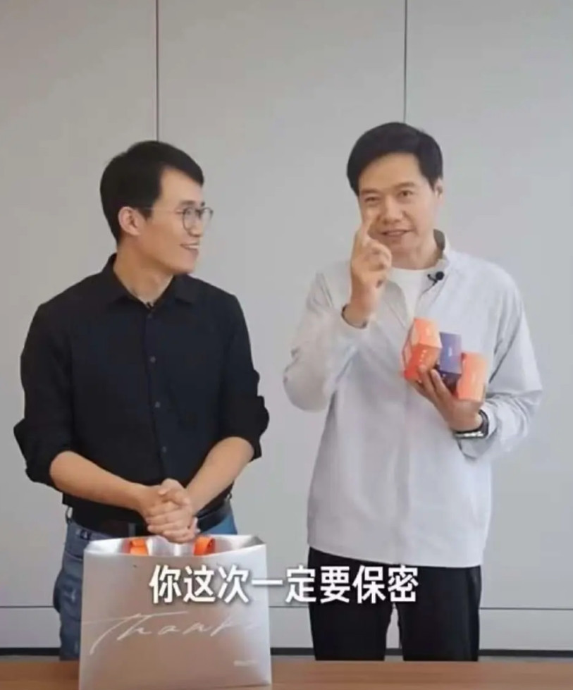 全网应该没有比雷军更不容易的老板了，王腾没入职前，就经常针对雷军。他当年高考
