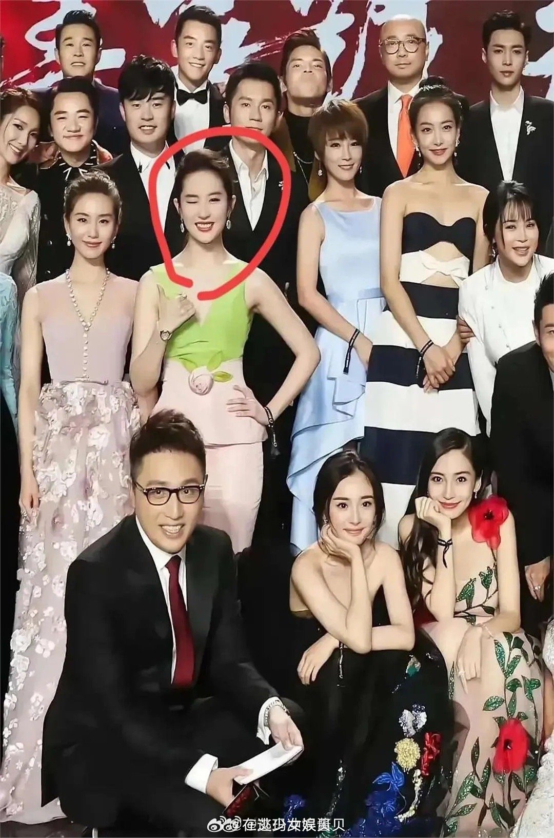 我发现了一个关于刘亦菲的秘密。她很喜欢在合影中做这种表情！