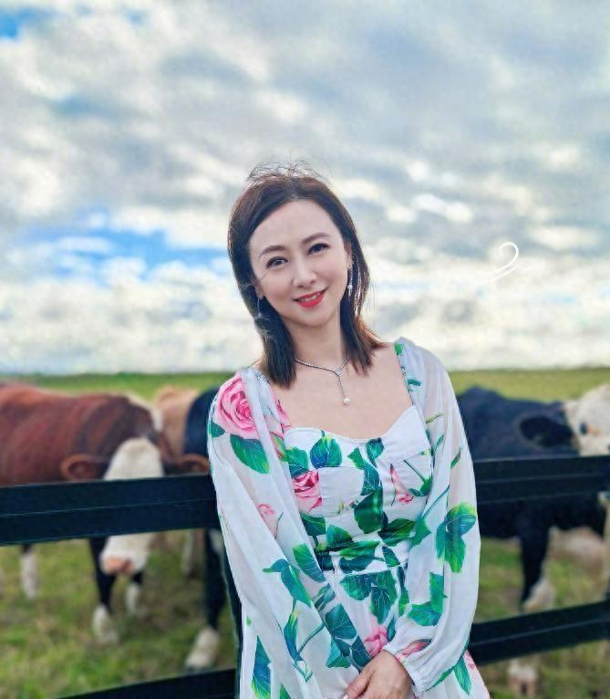 55岁翁虹旅行照曝光，没露半点腰背，光看背影24岁小姑娘都自愧不如