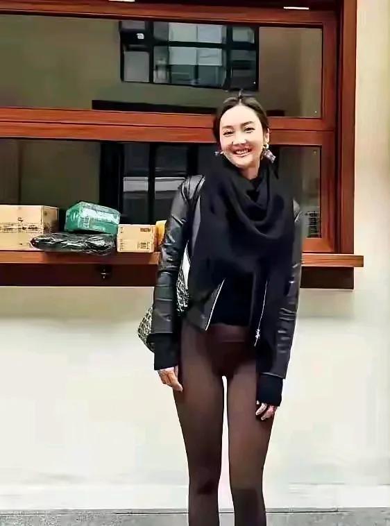 牛莉，这水桶腰大肚腩，肚子胖成这样，穿着衣服真的好看吗？