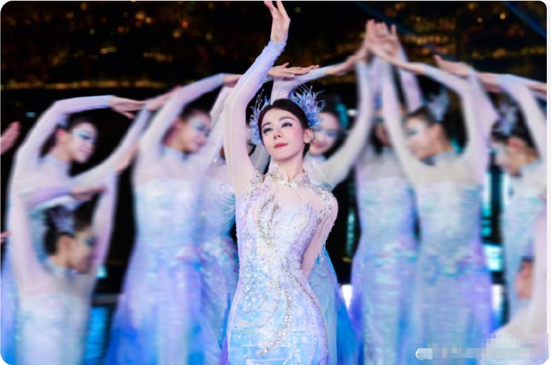 终于知道迪丽热巴为什么能“水灵灵地自己扛裙摆就走”不是逞强，是现场真没时间等