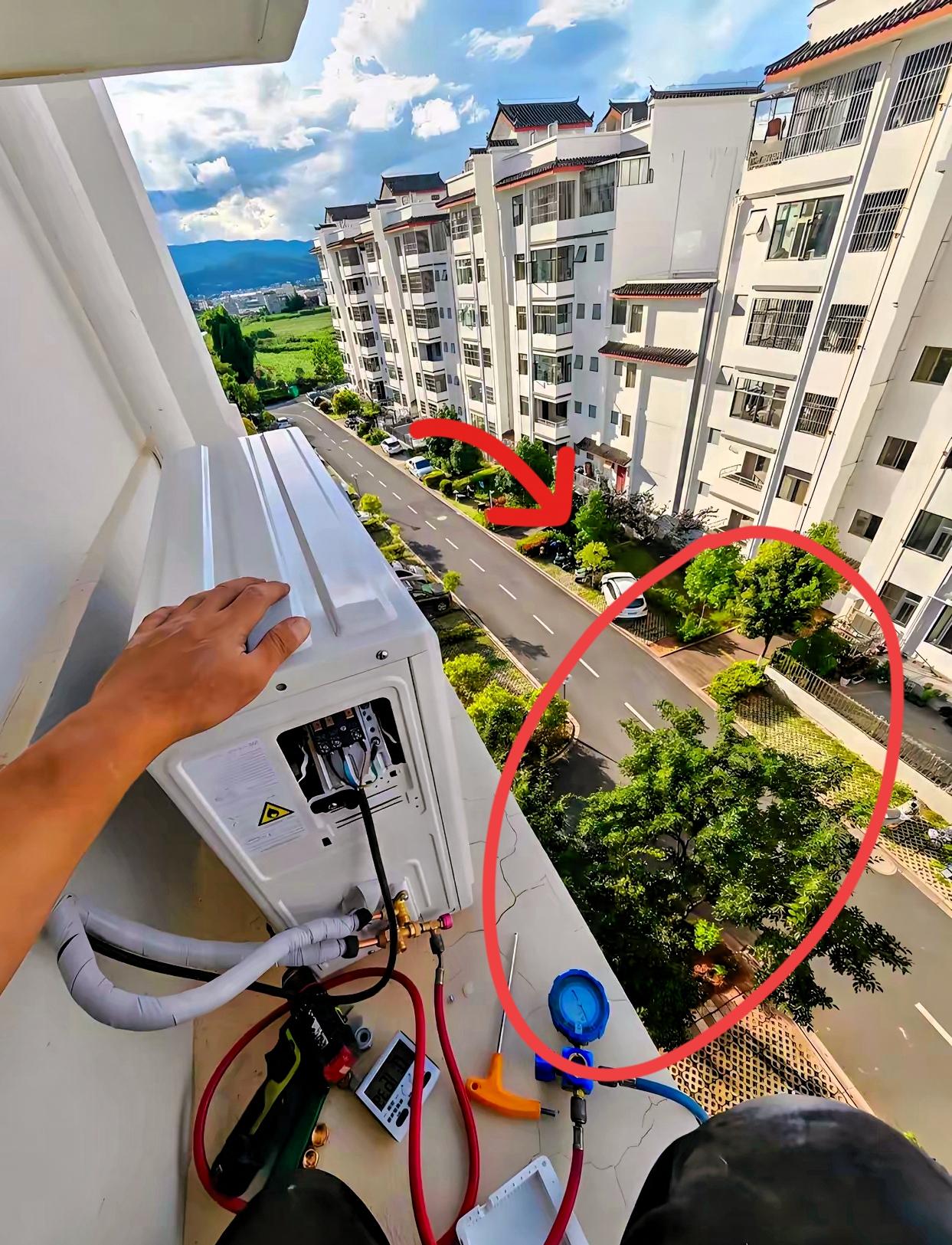 河南一女子买了2台空调，师傅很快上门安装，结果，刚装了一会儿，女子就听到屋外“砰