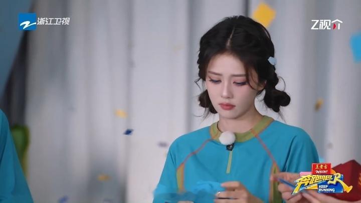 收官战结束，白鹿背过身去消化情绪，刘些宁没打扰，只是从后面轻轻抱住。那个拥抱里没