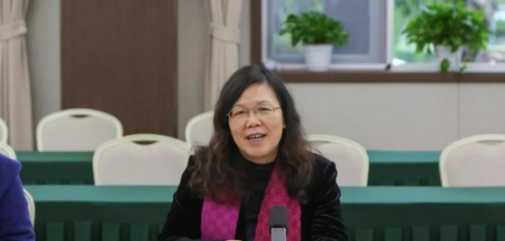 她的经历仿佛是一部充满智慧与奋斗的励志篇章，激励着无数人