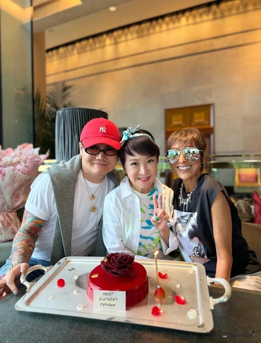 谢霆锋妈妈狄波拉和好友上山诗钠一起庆祝生日。74岁的狄波拉这保养程度，可以堪比