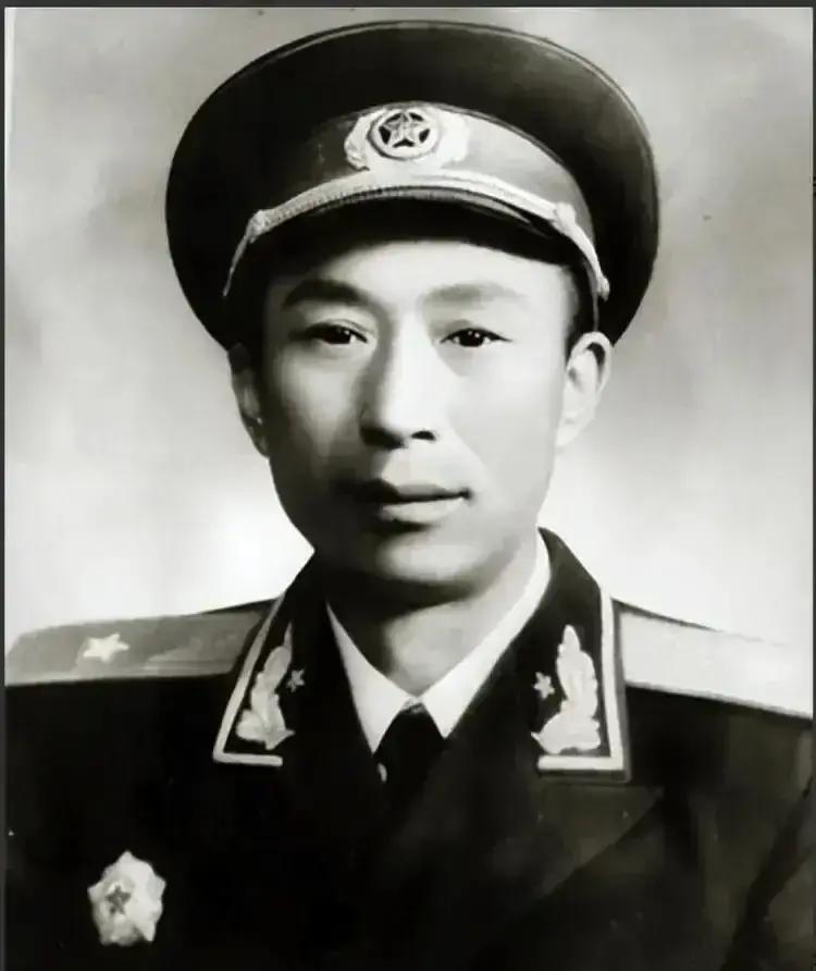 1950年，志愿军营长贾庭玉打了胜仗，抓了112个俘虏，战后全营被表扬，唯独他被
