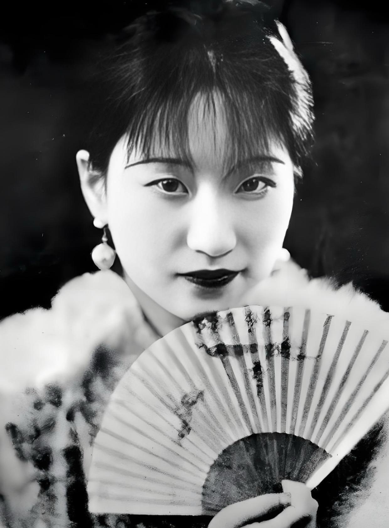 当年，陆小曼穷的揭不开锅，日本人带着1000大洋找上门儿，陆小曼故意打扮的邋里邋