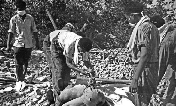 1976唐山大地震最震撼的一幕：200多名犯人重获自由，却全员留守救人19