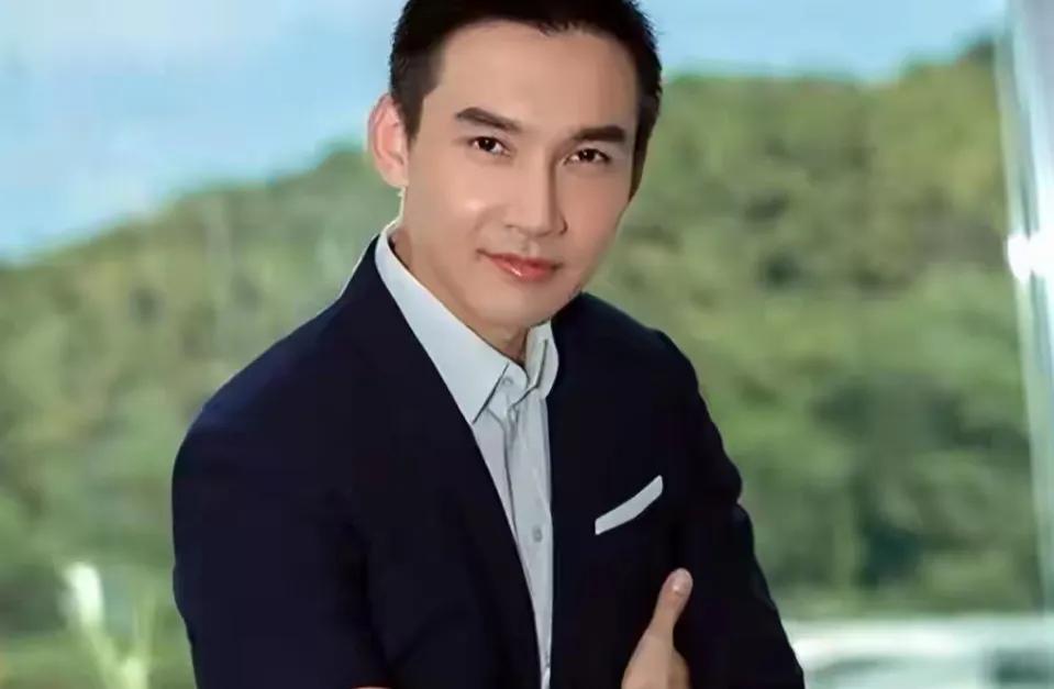 张铎不是那种大红大紫，但也算比较红了。演过不少男一号。演技是杠杆的。跟老婆陈松