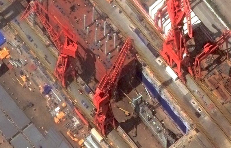 无人潜航器母舰后部核心泛水舱中的巨型托盘卫星图[并不简单]巨型无人潜艇在海中释放和回收就是通过此巨型