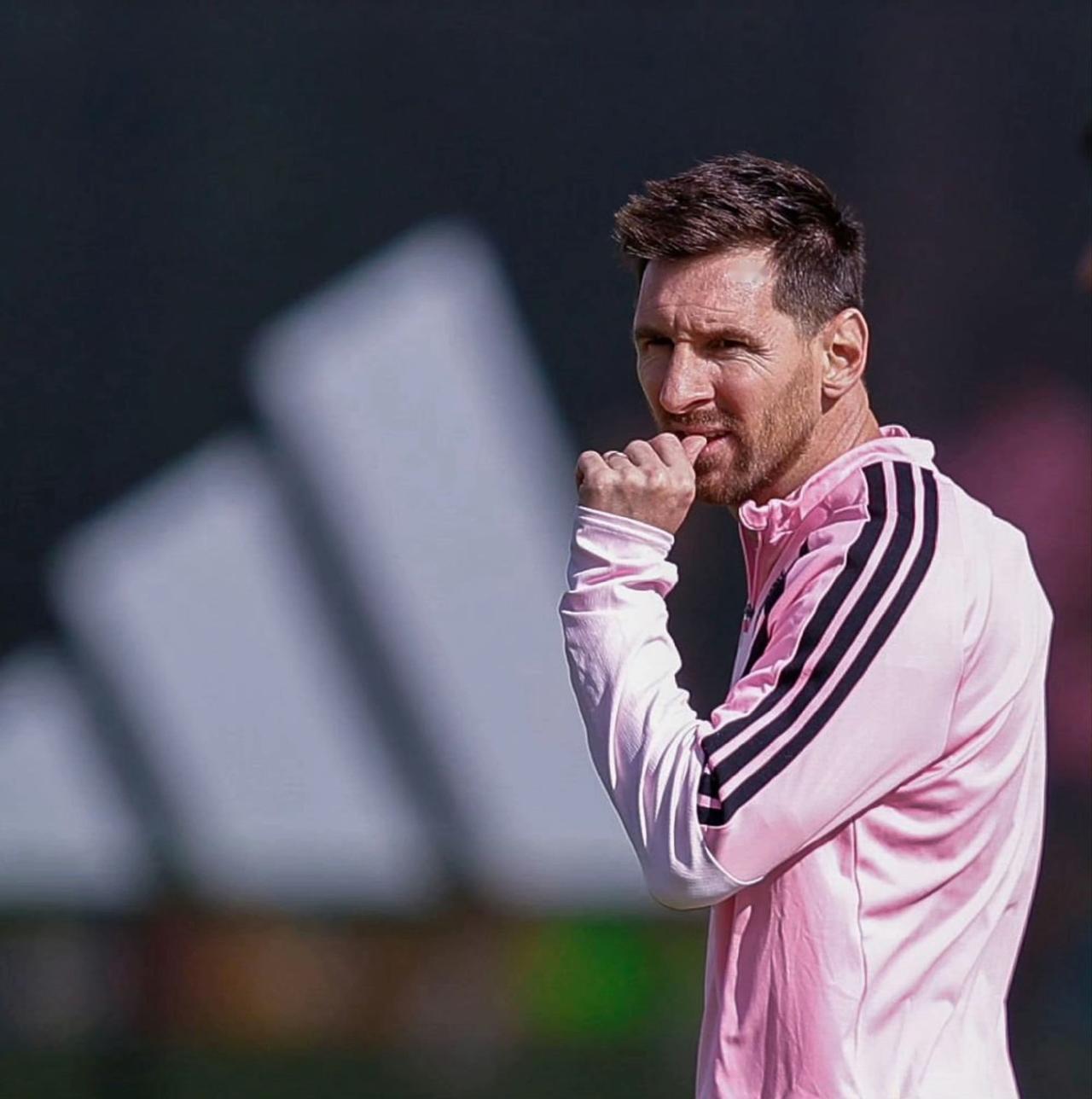 “如果球队4-0获胜而他没进球，他就不开心。”梅西迫切想成为历史最佳射手，所以3