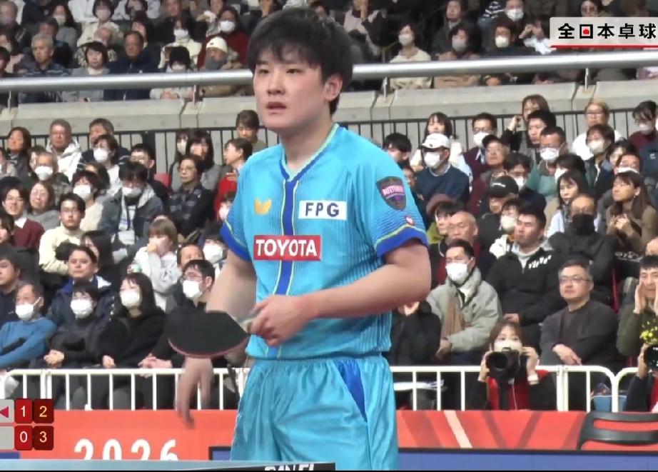 张本智和真的是太会代言了！这次出战全日锦赛上，衣服上一目了然就能看到丰田的标