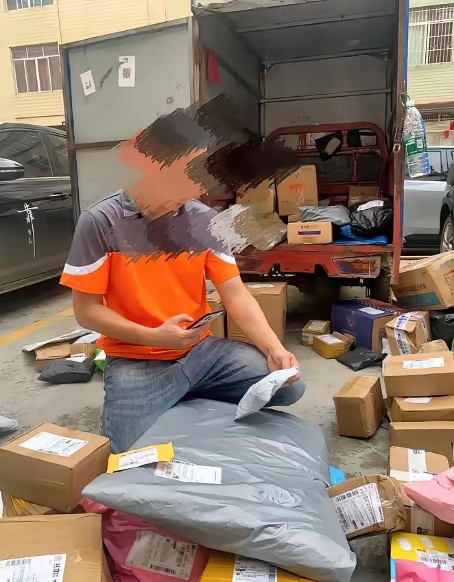 这事看的人一肚子火。快递员大夏天骑着车跑了三趟，先是找了整整一下午没见包裹影，
