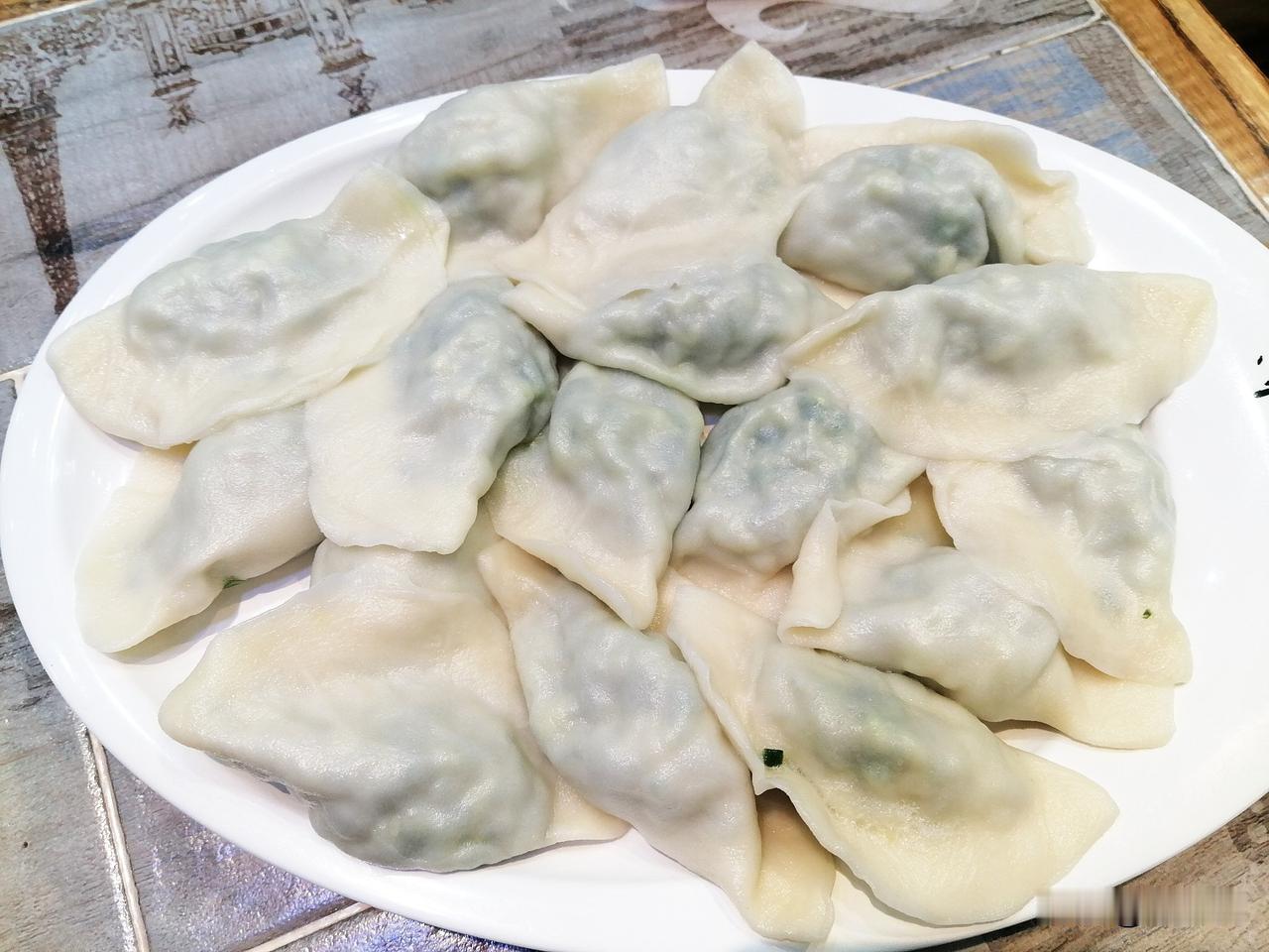 今天去饺子馆上班。在饺子馆工作了三个小时。我自己一边写，一边想，我这三个