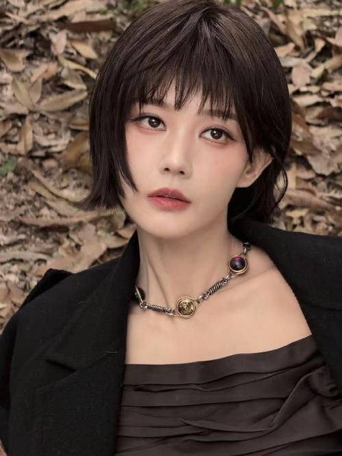 李一桐的短发造型惊艳十足，精致又灵动。利落发丝利落落在下颌线，轻薄碎发勾勒柔和轮