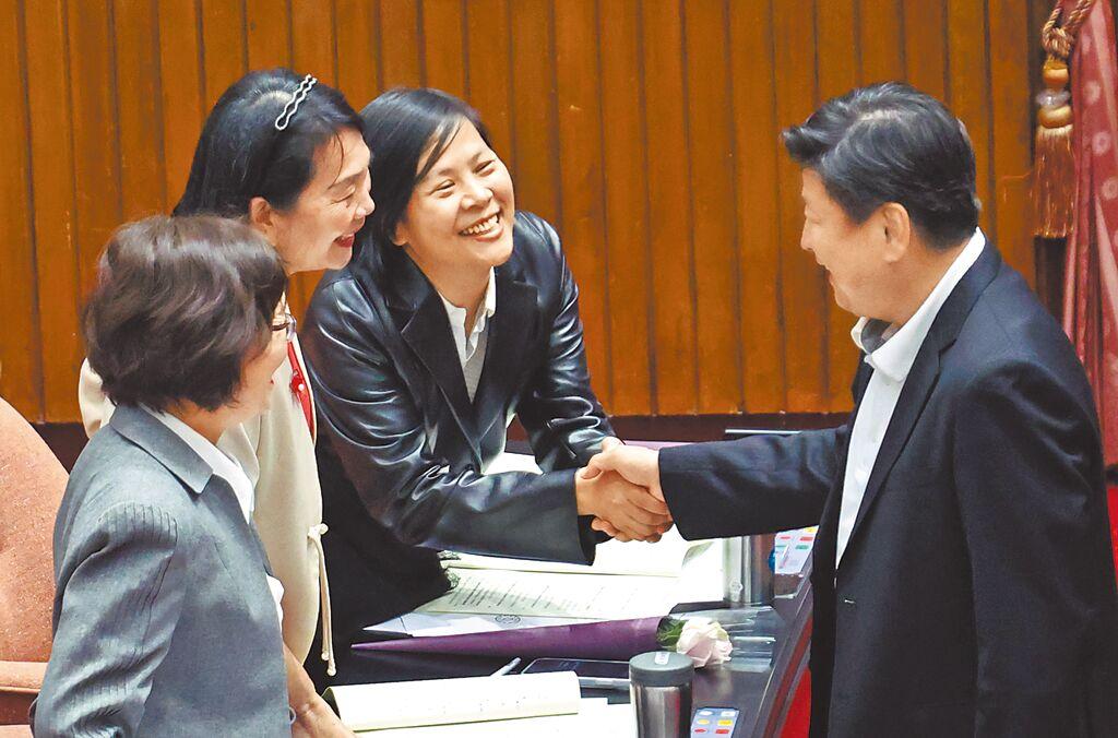 针对民众党白委李贞秀国籍争议，韩国瑜9日发出党团协商通知，将于今（11）日下午召