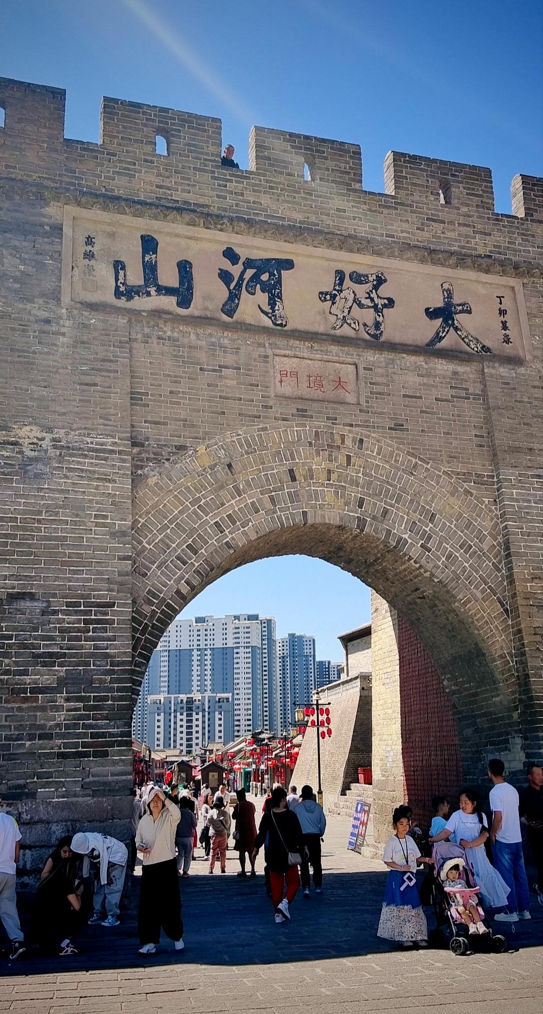 这个地方出名的不是长城而是这道门而且长城在市区很奇怪吧告诉你在河北知道